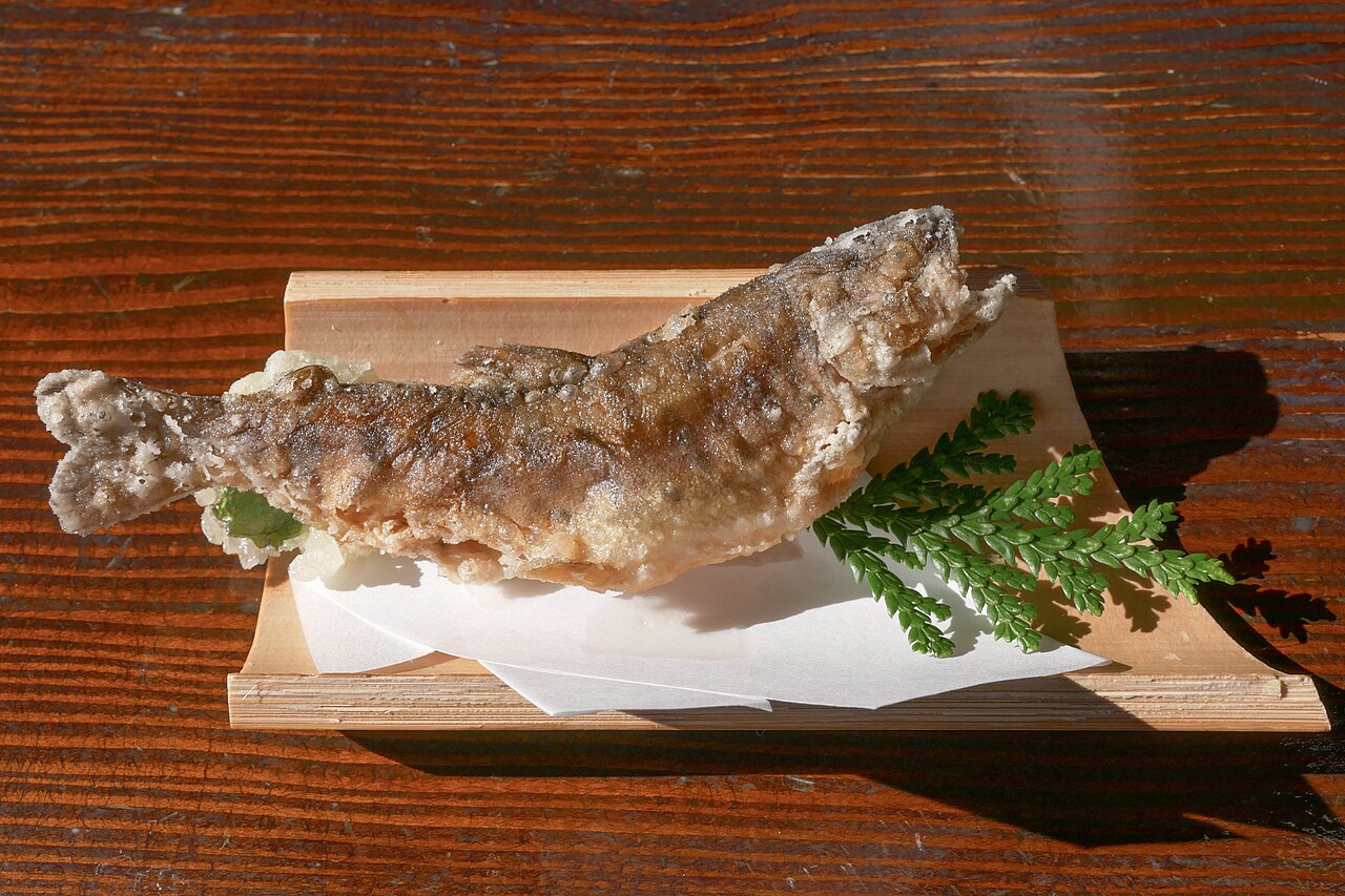 ヤマメの塩焼き・串焼きの定番料理