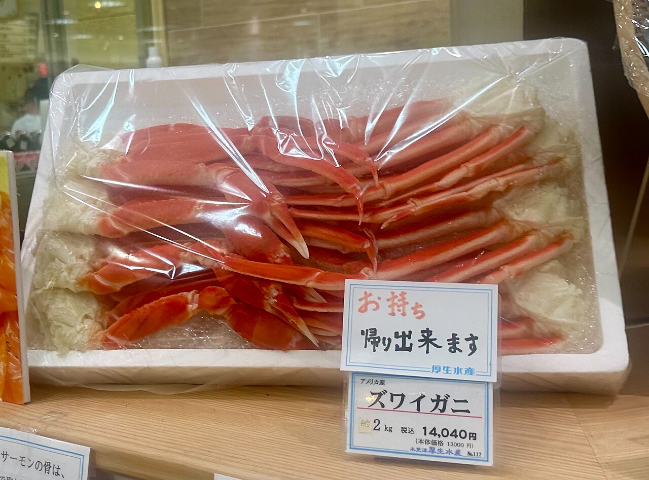 店に並ぶズワイガニ