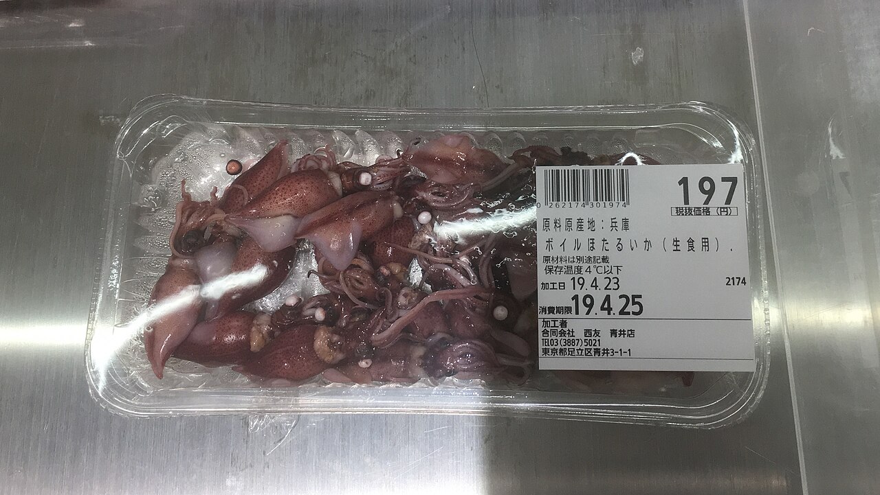 東京で販売されるホタルイカ