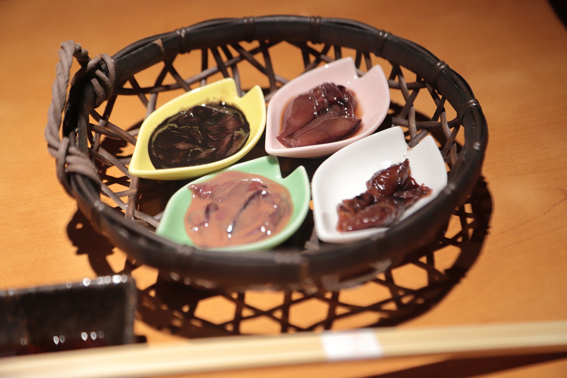 ホタルイカの4種調理例(醤油漬け・干物・塩辛・黒作り)
